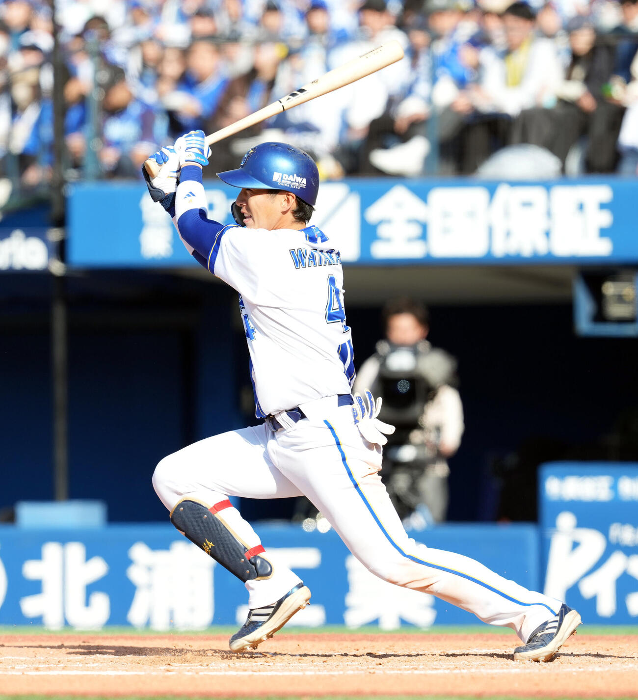 15日、ソフトバンク戦で右前打を放つDeNA度会
