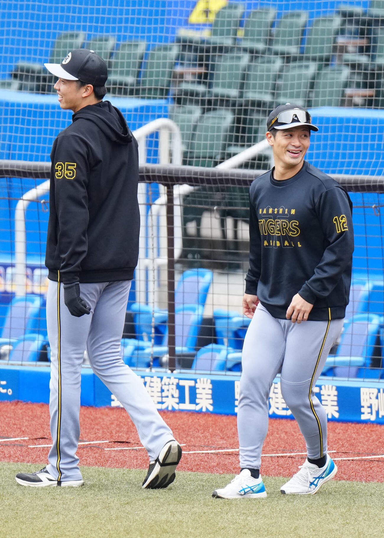 ロッテ対阪神　試合前、チームに合流し阪神才木（左）と言葉を交わす坂本（撮影・江口和貴）
