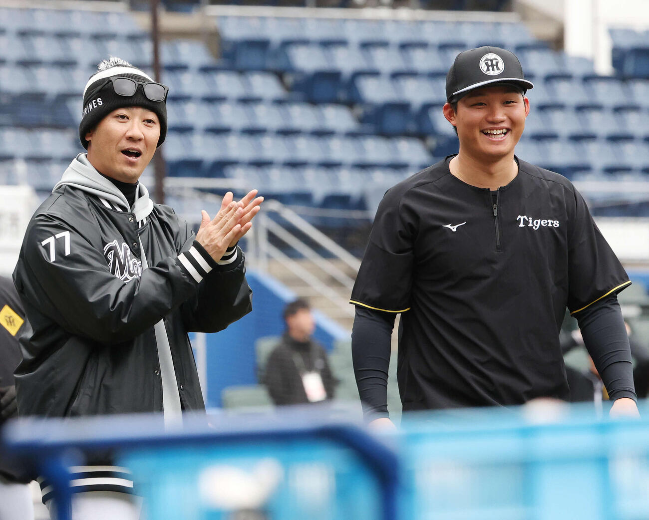 ロッテ対阪神　試合前、笑顔を見せるロッテ西岡チーフ打撃兼走塁コーチ（左）と阪神森下（撮影・宮地輝）