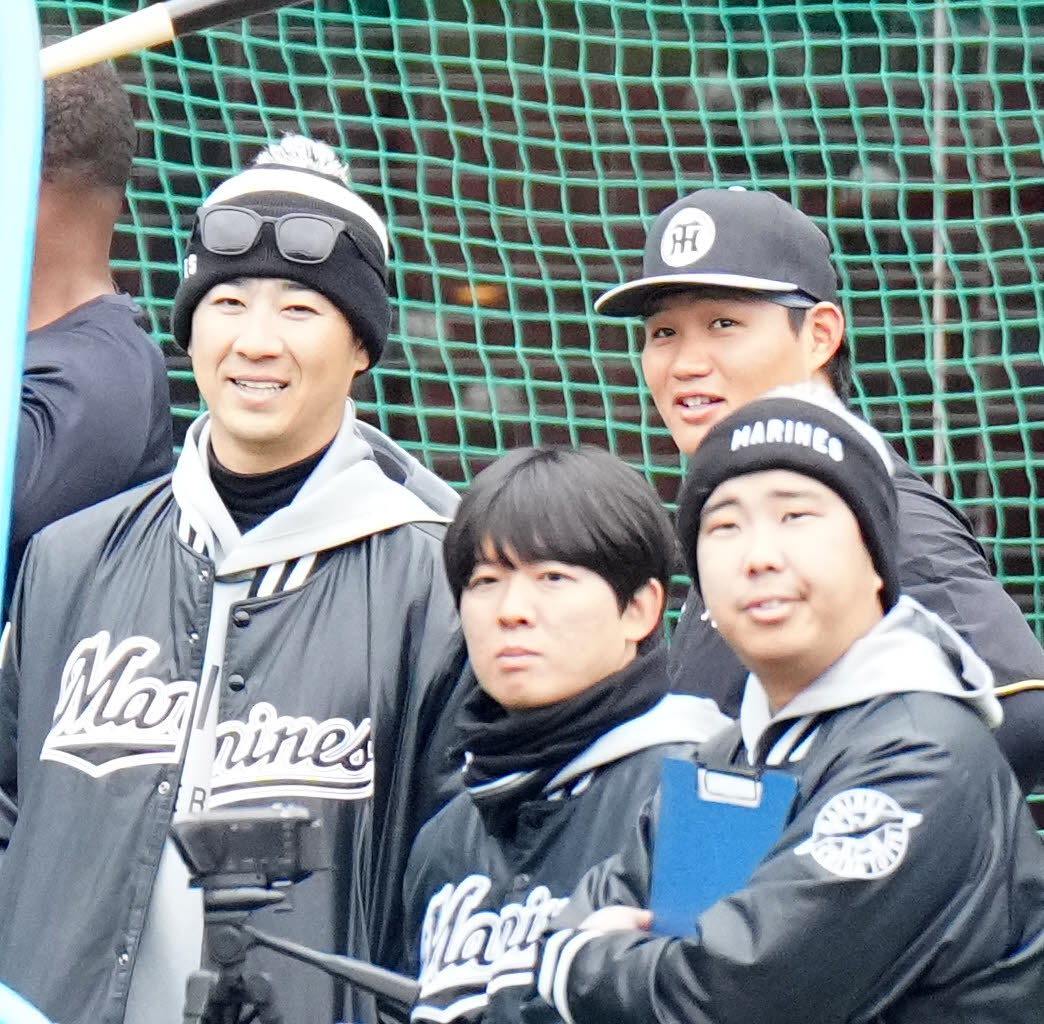 ロッテ対阪神　試合前、ロッテ西岡コーチ（左）と言葉を交わす阪神森下（撮影・江口和貴）