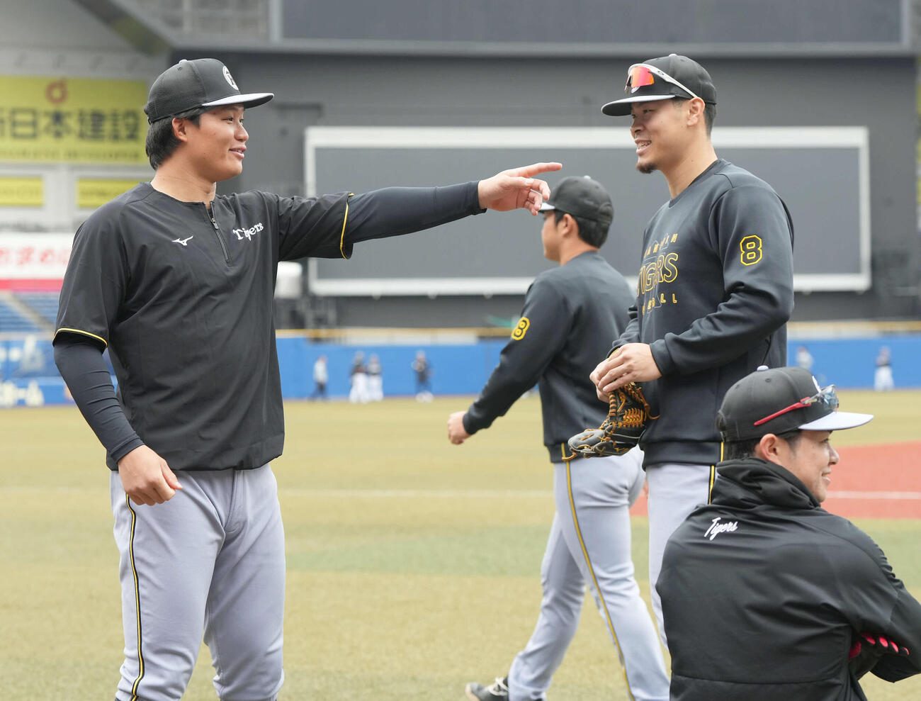 ロッテ対阪神　話をする阪神佐藤（右）と森下（撮影・たえ見朱実）