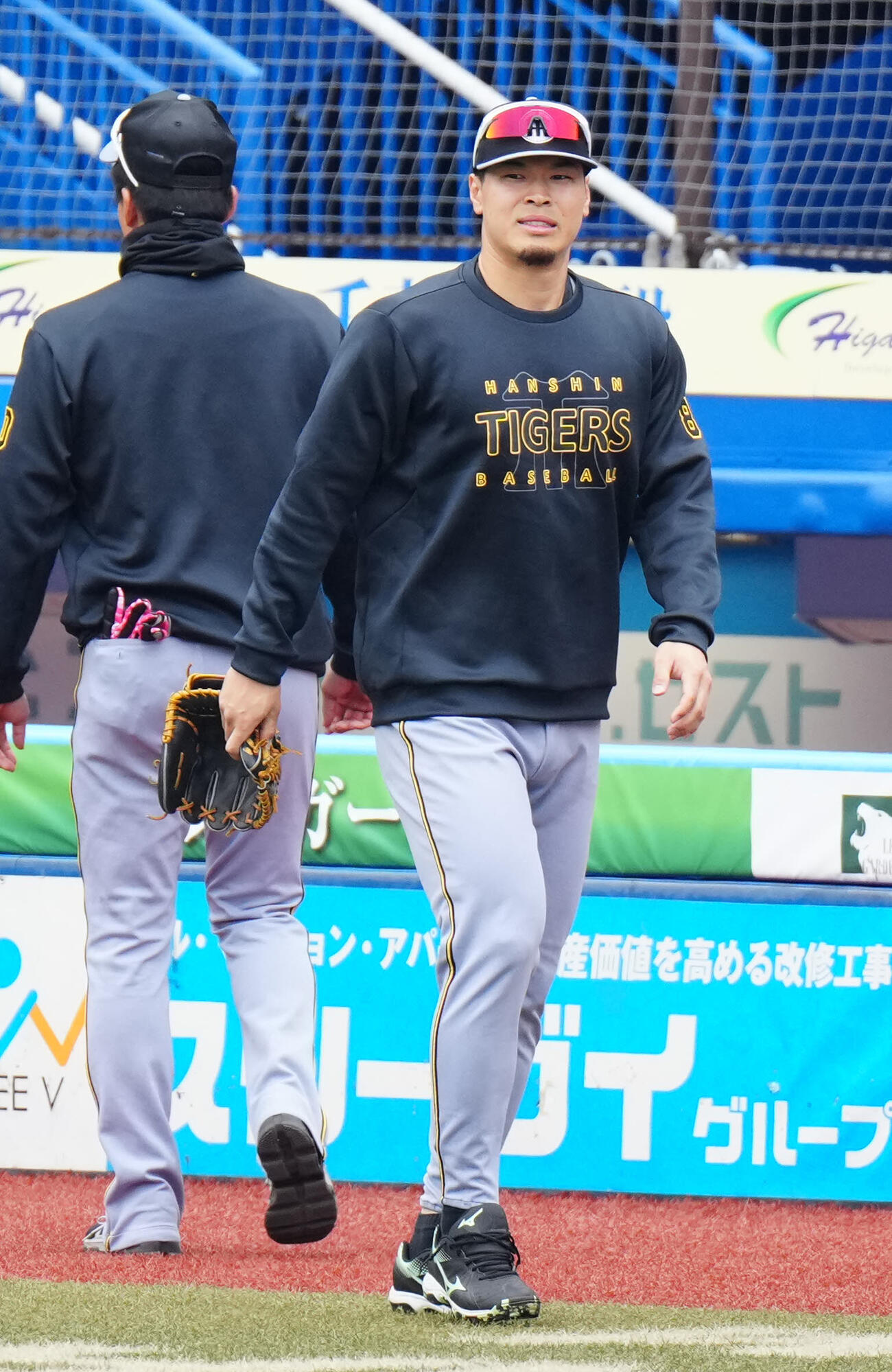 ロッテ対阪神　試合前、チームに合流した阪神佐藤（撮影・江口和貴）
