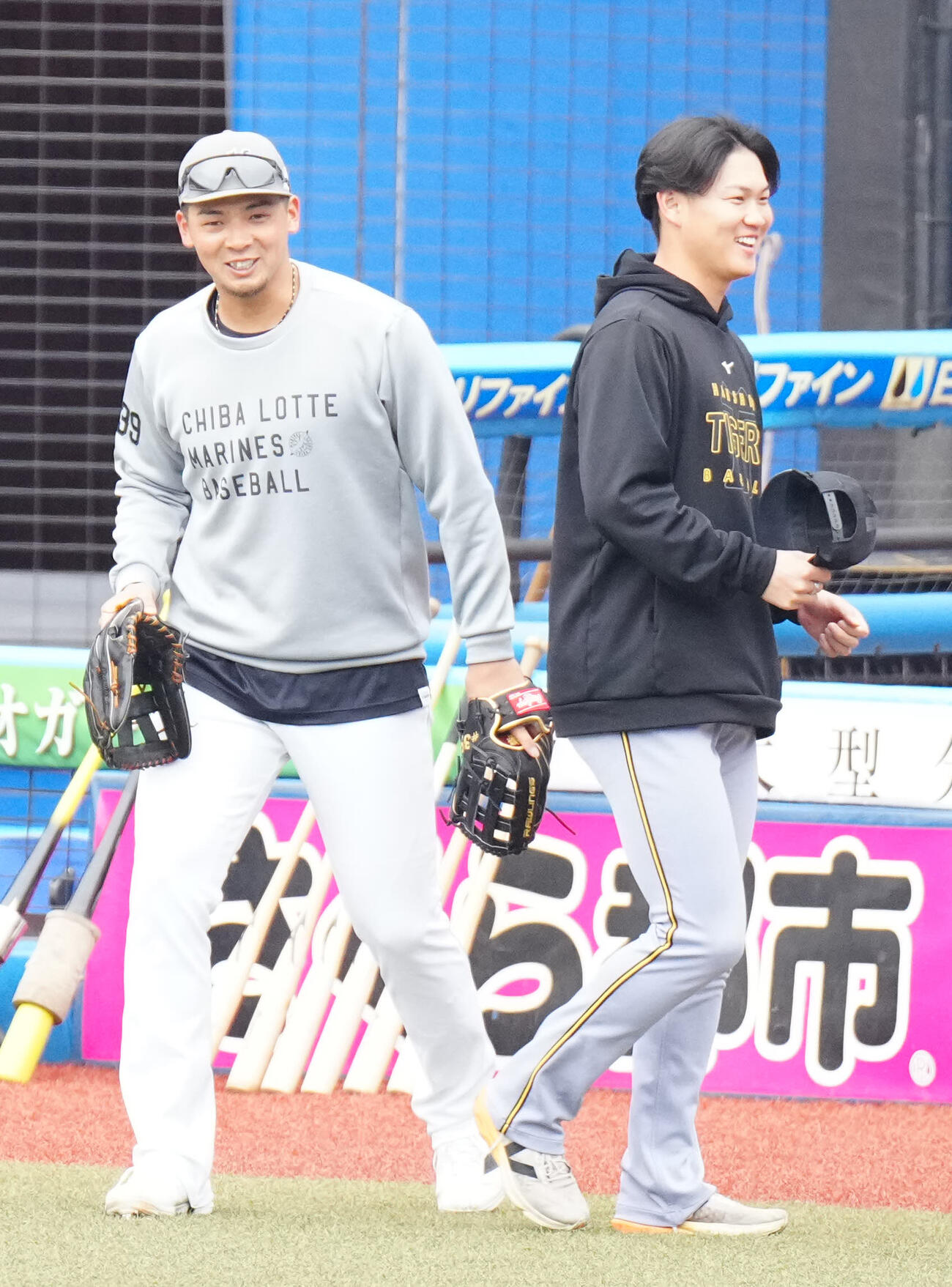 ロッテ対阪神　試合前、言葉を交わすロッテ井上（左）と阪神及川（撮影・江口和貴）