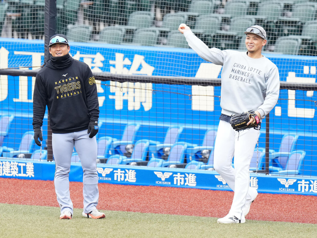 ロッテ対阪神　試合前、言葉を交わすロッテ井上（右）と阪神前川（撮影・江口和貴）
