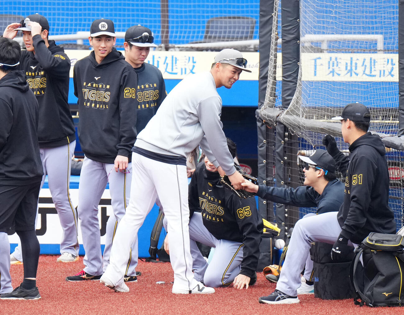 ロッテ対阪神　試合前、阪神の選手たちにあいさつするロッテ井上（中央）（撮影・江口和貴）