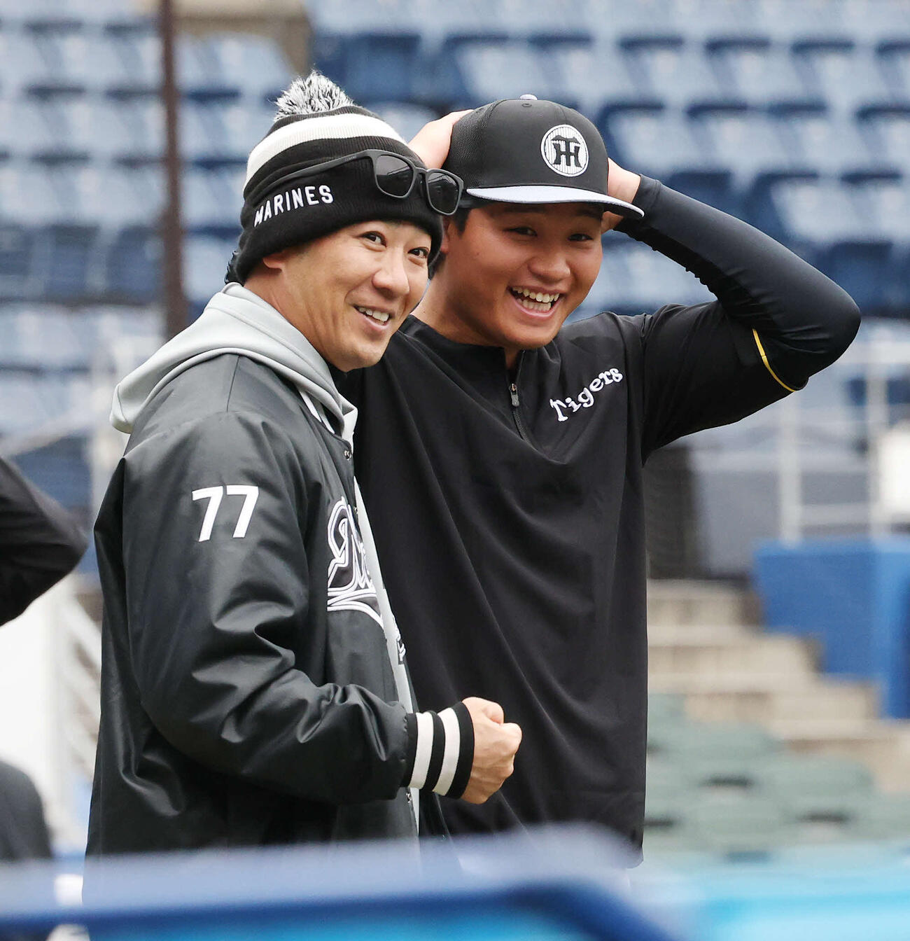 ロッテ対阪神　試合前、笑顔を見せるロッテ西岡チーフ打撃兼走塁コーチ（左）と阪神森下（撮影・宮地輝）
