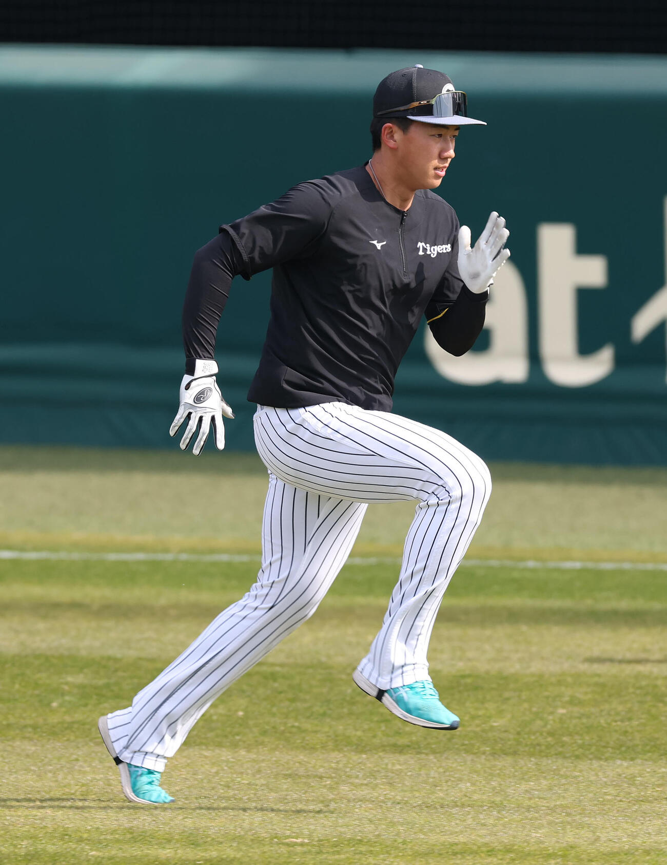 ファーム・リーグ西地区阪神対オリックス　外野でダッシュする阪神立石（撮影・白石智彦）