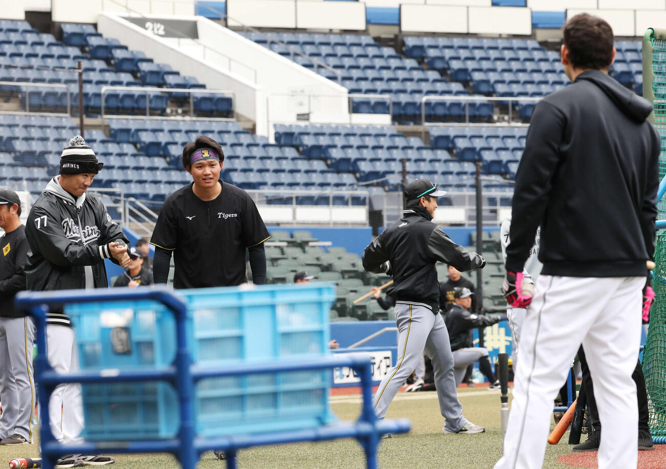 ロッテ対阪神　試合前、ロッテ西岡チーフ打撃兼走塁コーチ（左）とソト（右）と言葉を交わす阪神森下（撮影・宮地輝）