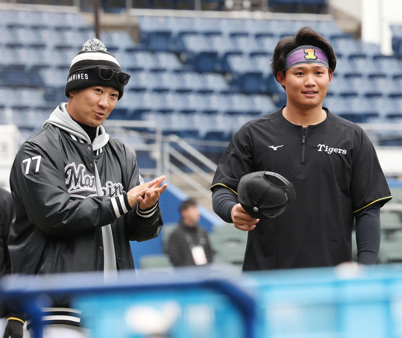 ロッテ対阪神　試合前、笑顔を見せるロッテ西岡チーフ打撃兼走塁コーチ（左）と阪神森下（撮影・宮地輝）
