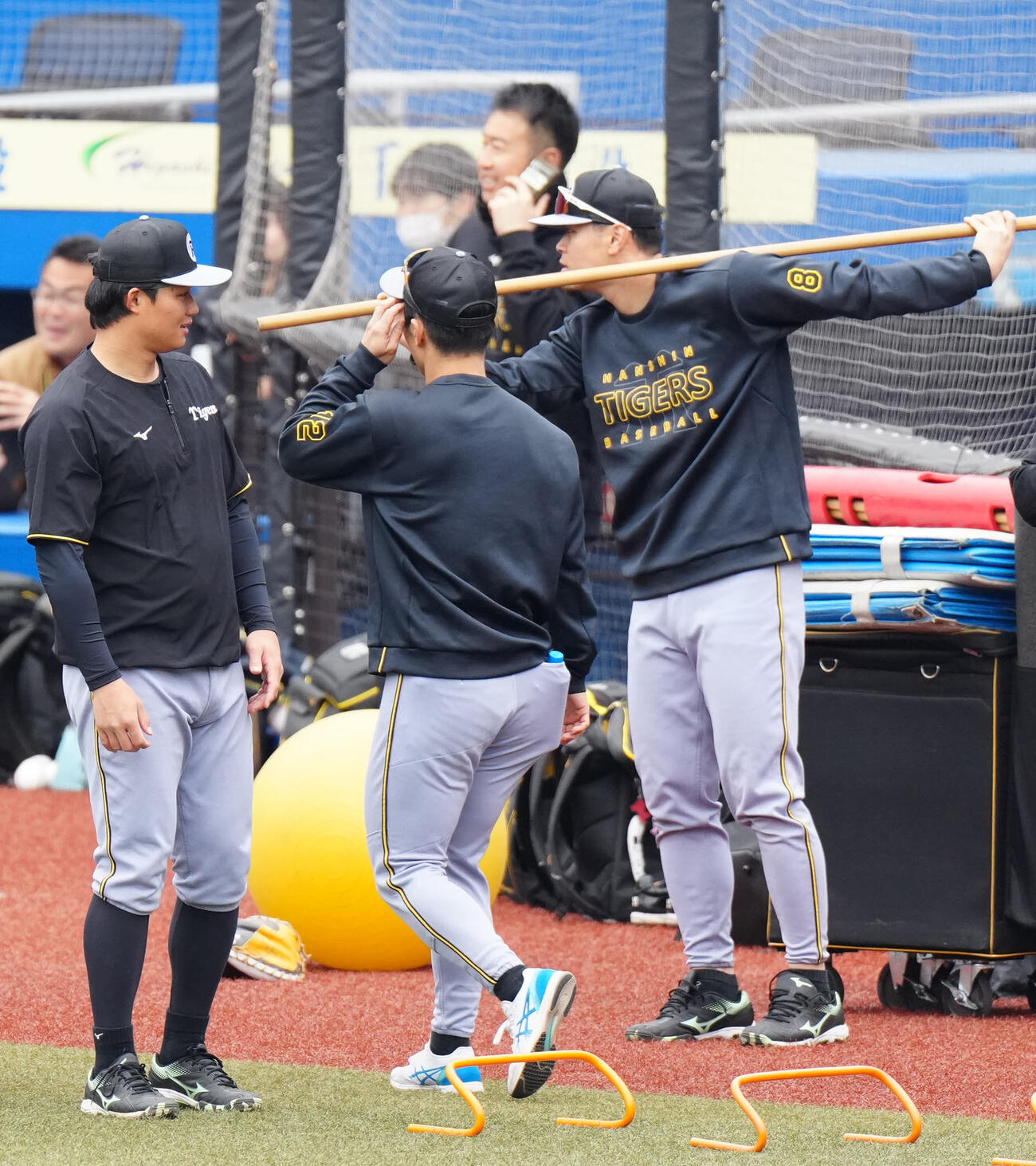 ロッテ対阪神　試合前、チームに合流した、左から阪神森下、坂本、佐藤（撮影・江口和貴）