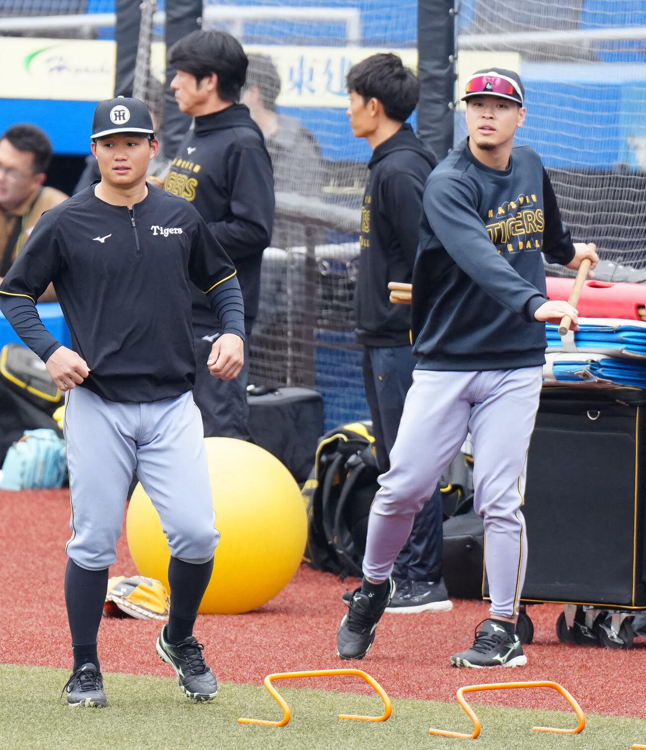 ロッテ対阪神　試合前、チームに合流した阪神佐藤（右）と森下（撮影・江口和貴）
