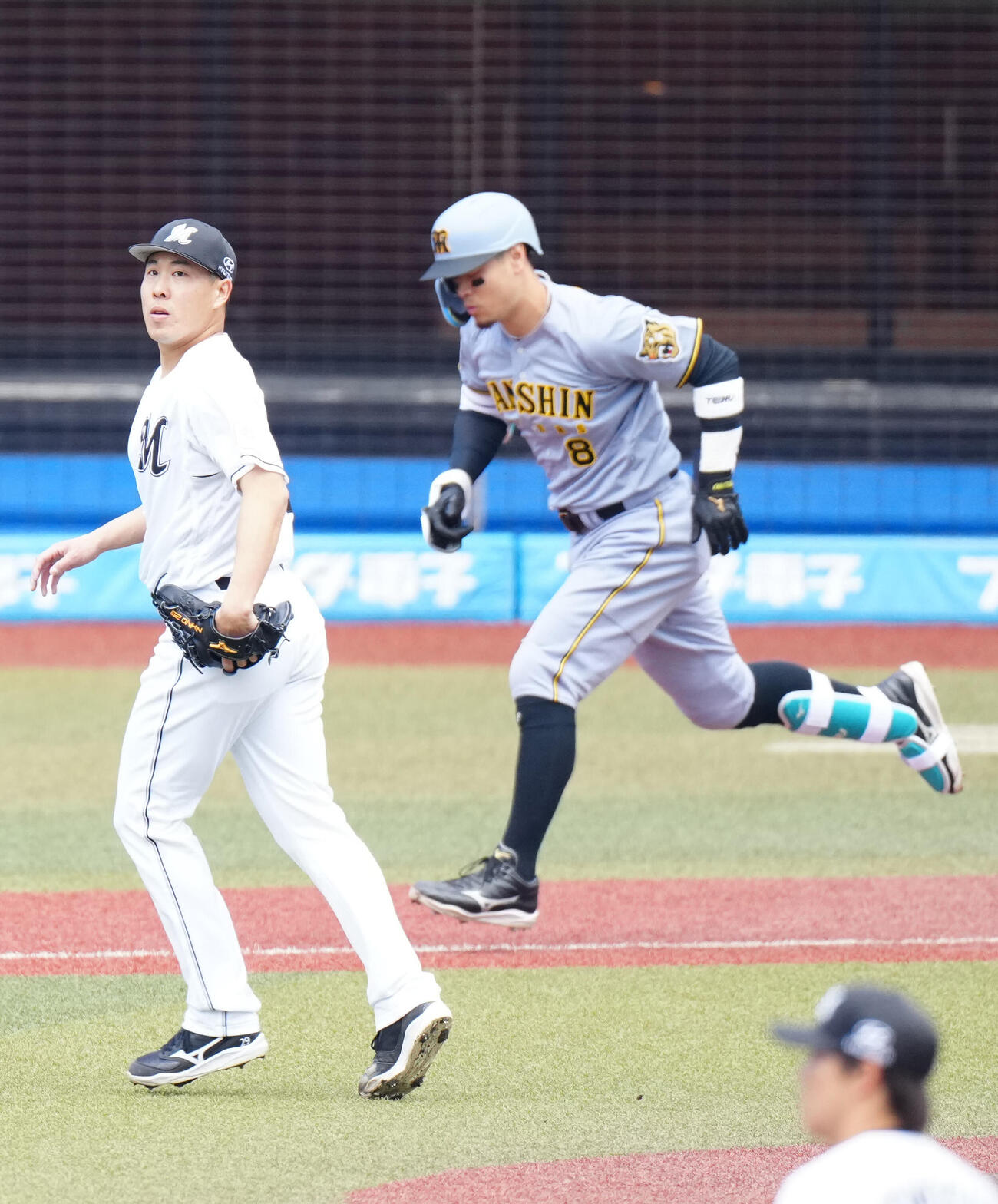 ロッテ対阪神　1回表阪神2死二塁、佐藤（右）を二ゴロに仕留める西野（撮影・江口和貴）
