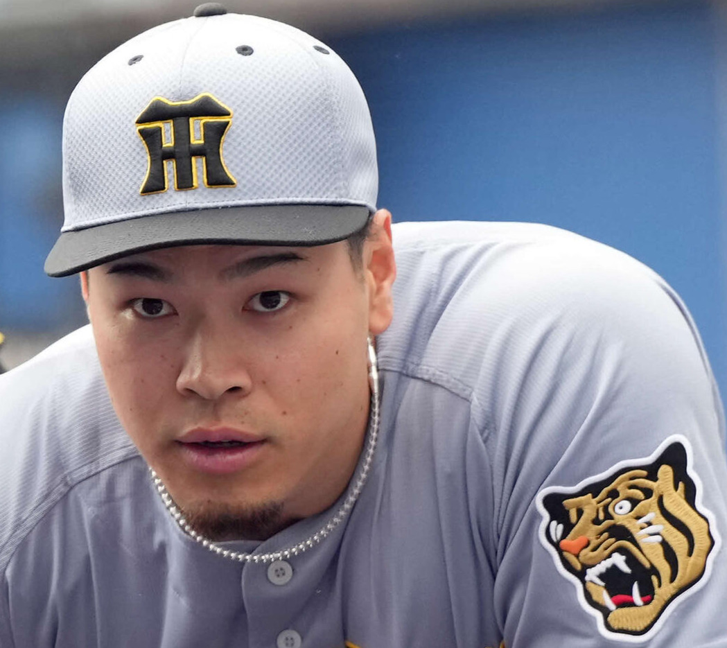 ロッテ対阪神　試合前の円陣に参加する阪神佐藤（撮影・たえ見朱実）
