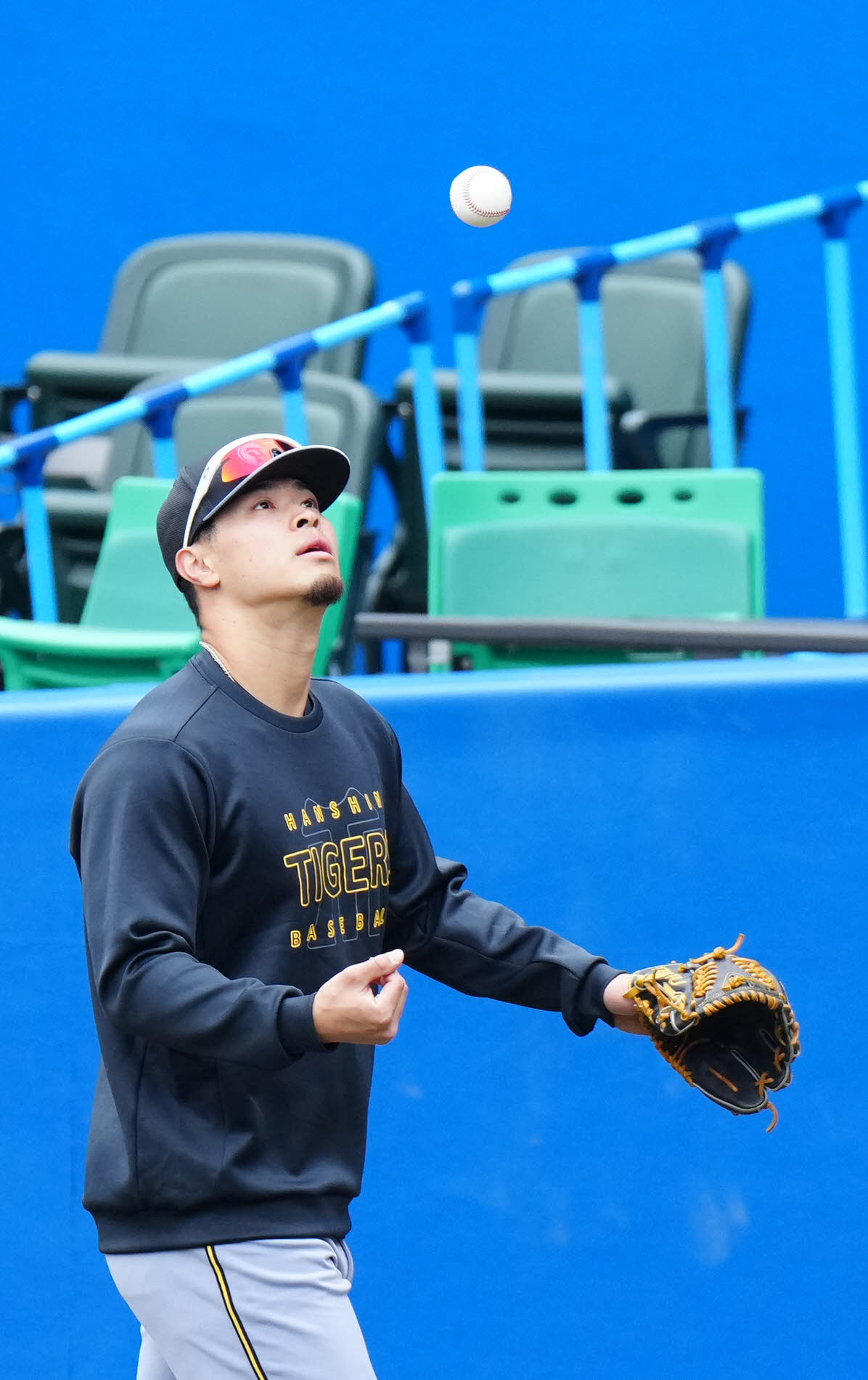 ロッテ対阪神　試合前、チームに合流した阪神佐藤（撮影・江口和貴）