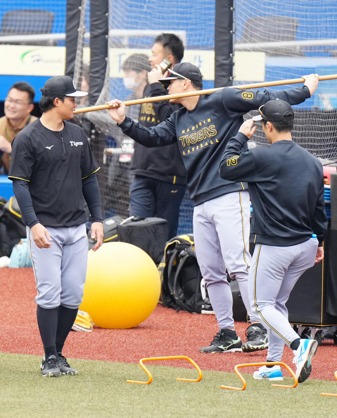 ロッテ対阪神　試合前、チームに合流した、左から阪神森下、佐藤、坂本（撮影・江口和貴）