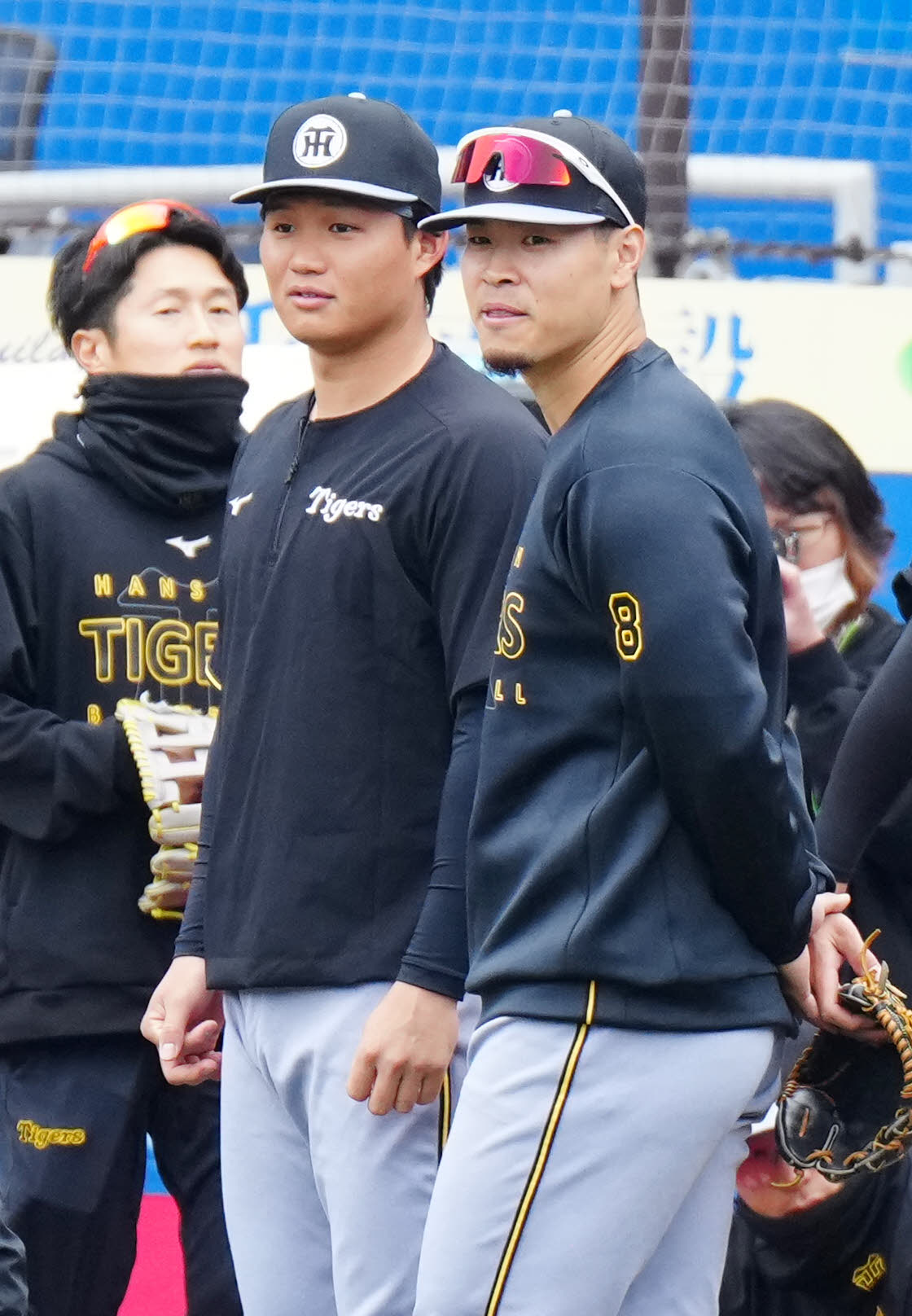 ロッテ対阪神　試合前、チームに合流した阪神佐藤（右）と森下（撮影・江口和貴）