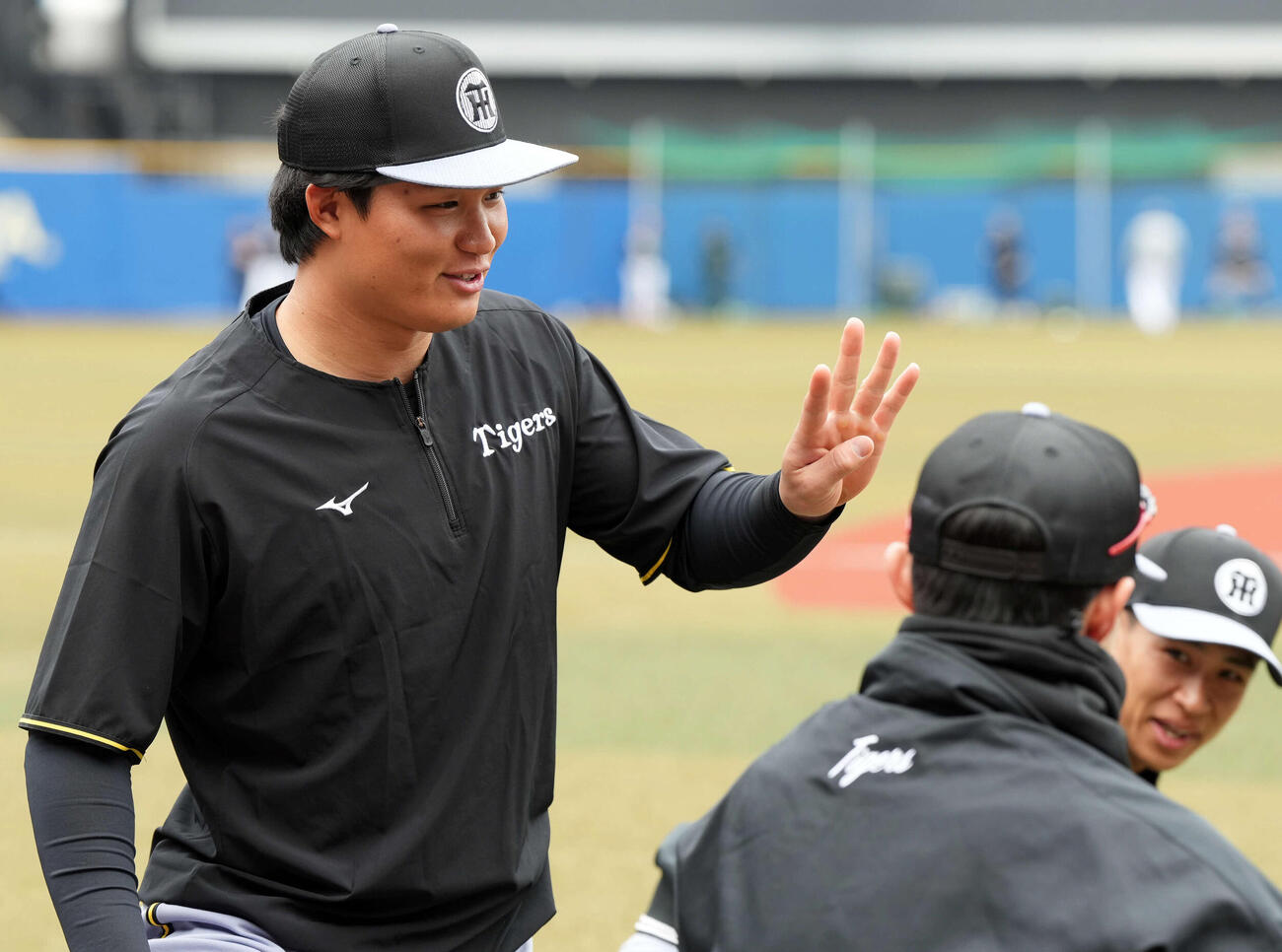 ロッテ対阪神　チームメートと談笑する阪神森下（撮影・たえ見朱実）