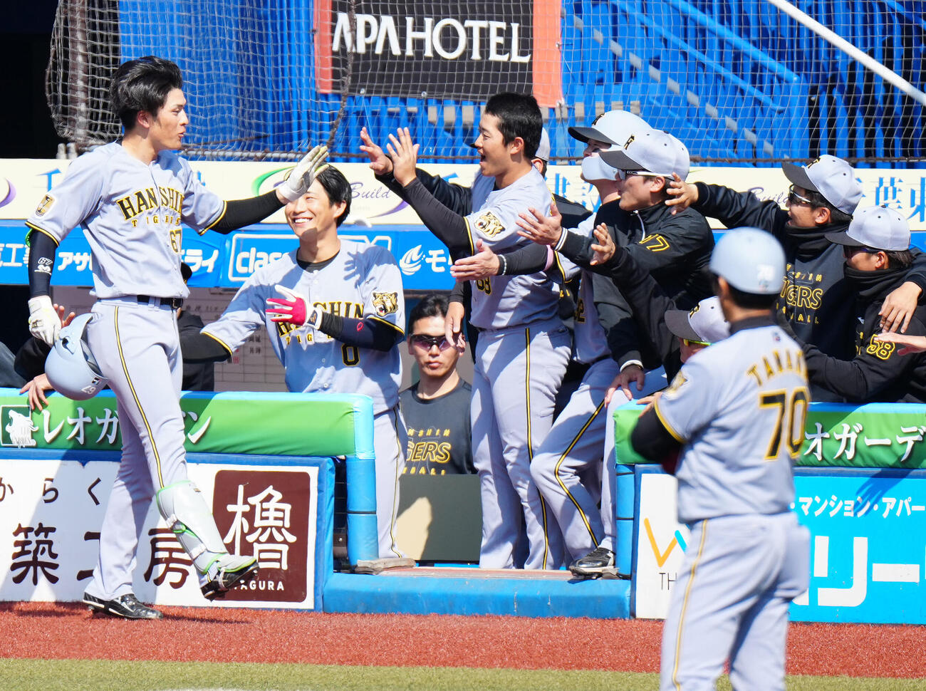 ロッテ対阪神　3回表阪神無死一塁、2点本塁打を放ち、タッチを交わす高寺（左端）（撮影・江口和貴）