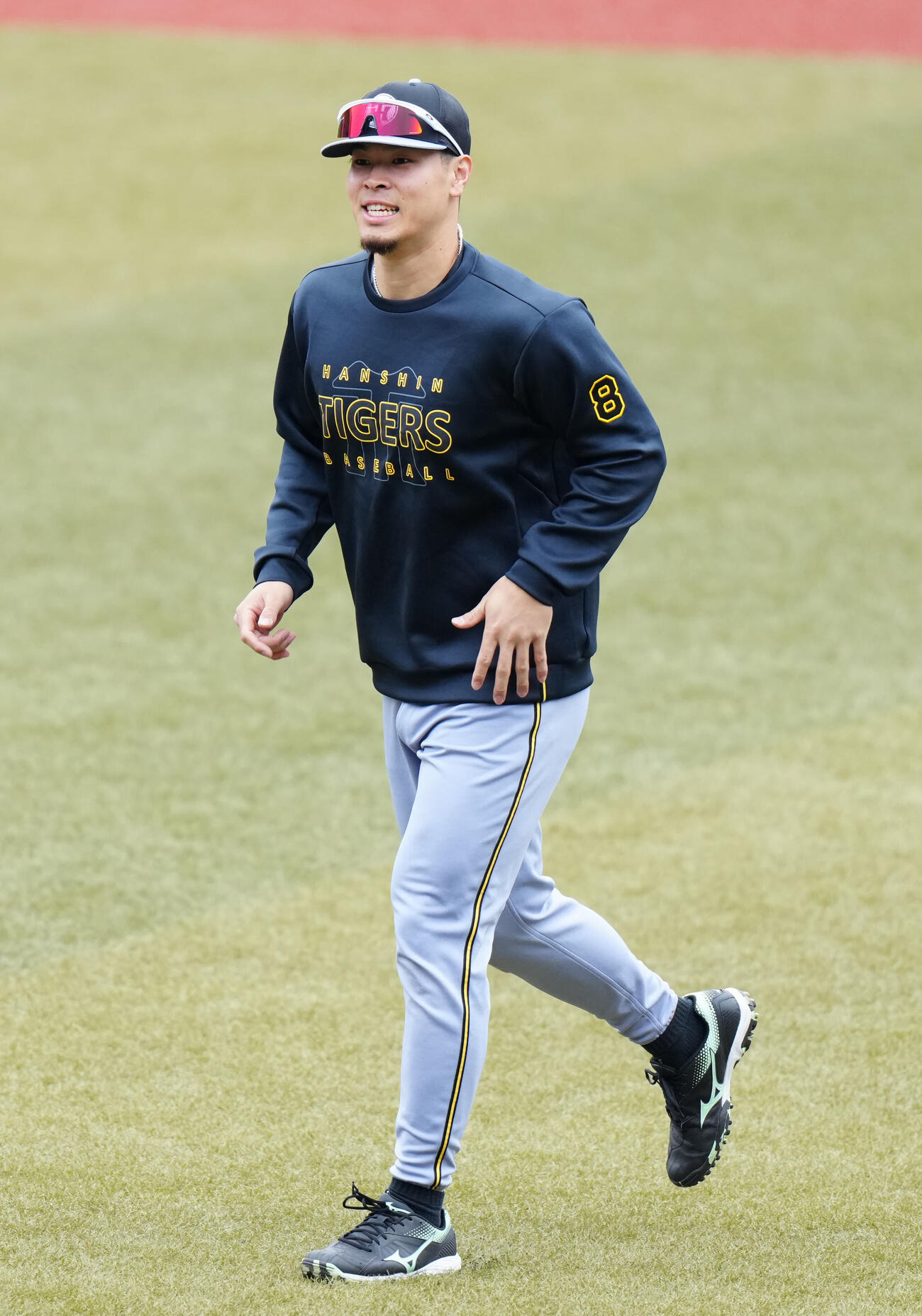 ロッテ対阪神　試合前、チームに合流した阪神佐藤（撮影・江口和貴）