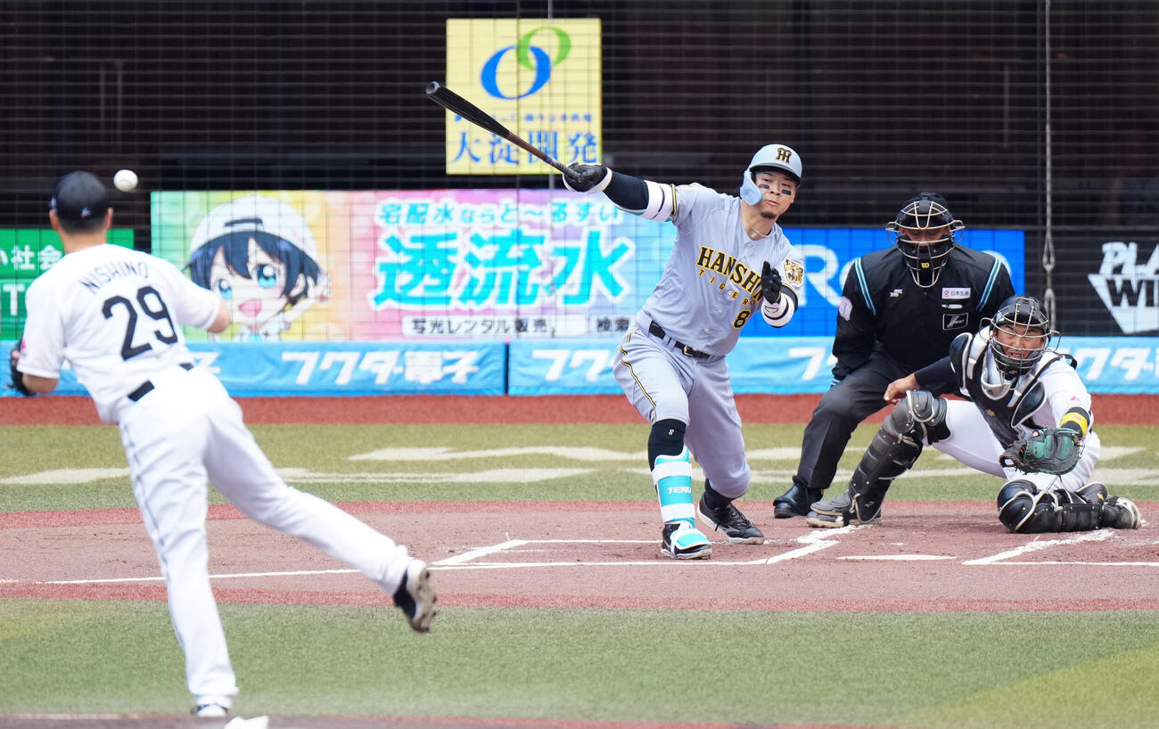 ロッテ対阪神　1回表阪神2死二塁、二ゴロに倒れる佐藤。投手西野（撮影・江口和貴）