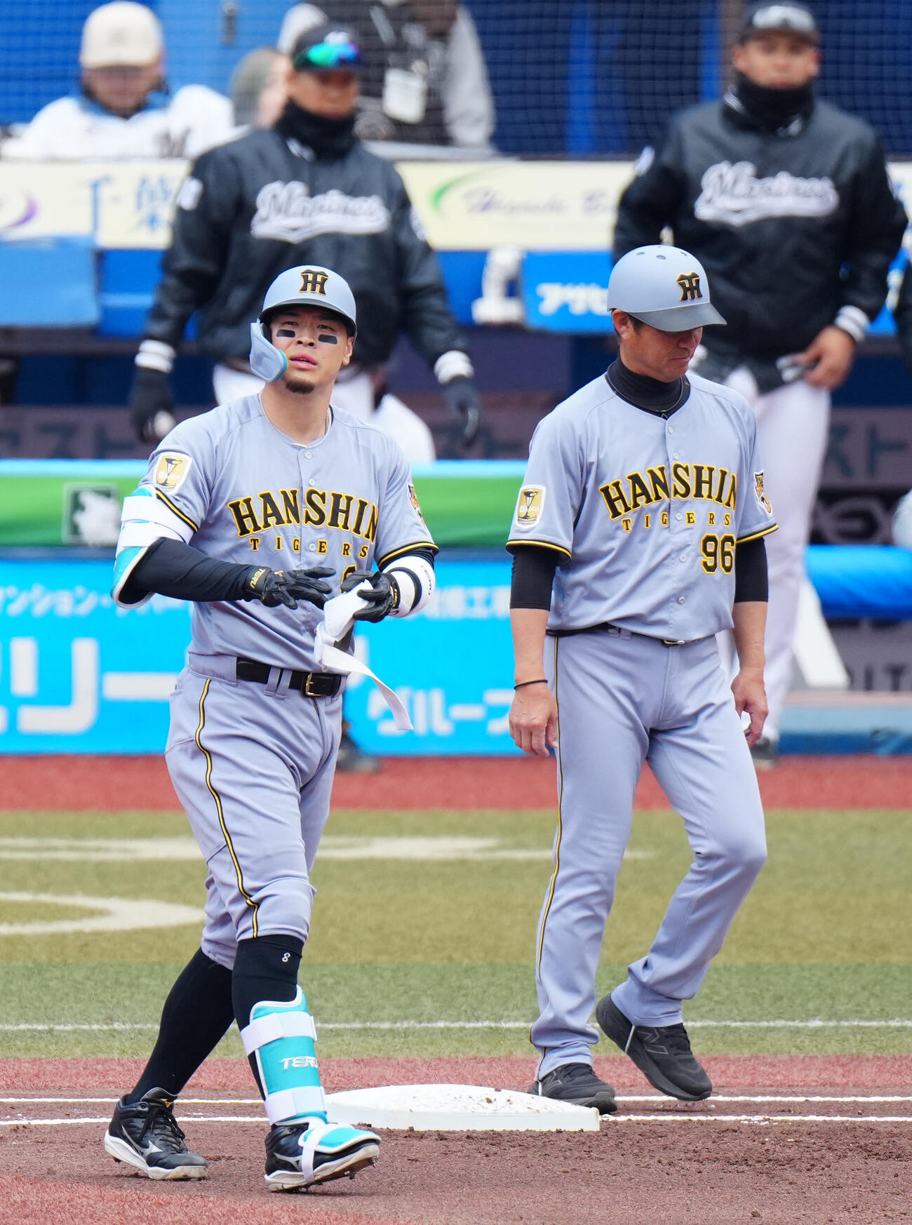 ロッテ対阪神　1回表阪神2死二塁、二ゴロに倒れた佐藤（左）（撮影・江口和貴）