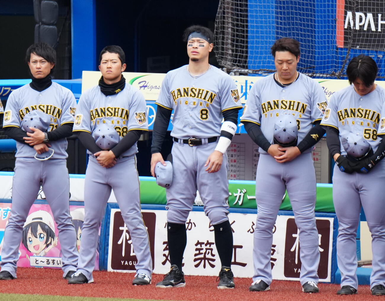 ロッテ対阪神　試合前、君が代斉唱に臨む佐藤（中央）ら阪神の選手たち（撮影・江口和貴）