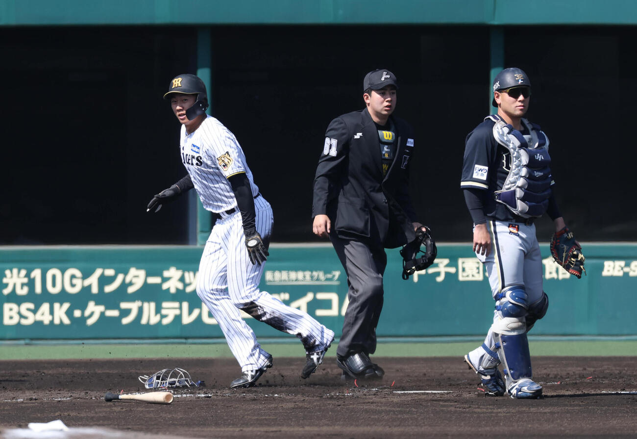 ファーム・リーグ西地区阪神対オリックス　2回裏阪神1死一、二塁、立石（左）はコンスエグラの左適時打で生還する（撮影・白石智彦）