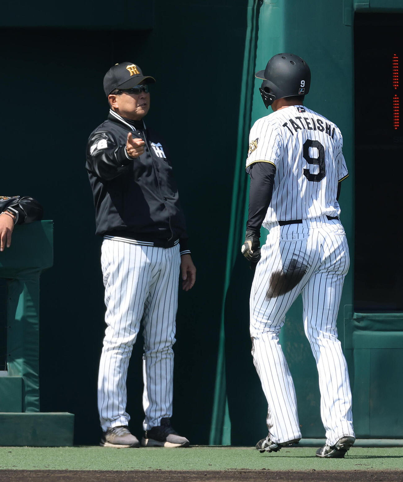ファーム・リーグ西地区阪神対オリックス　2回裏阪神1死一、二塁、生還した立石（右）は平田2軍監督から声をかけられる（撮影・白石智彦）