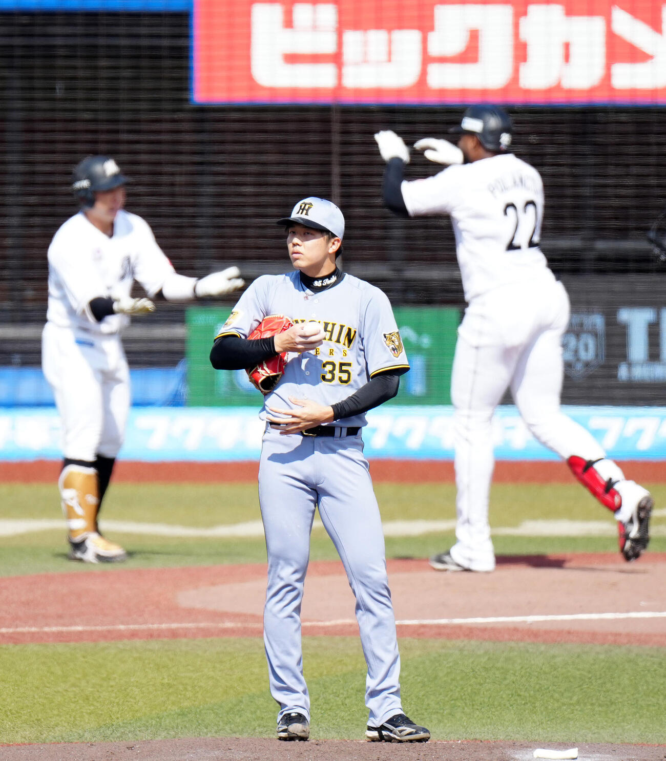 ロッテ対阪神　2回裏ロッテ無死、ポランコ（後方右）に先制ソロ本塁打を浴びた才木（撮影・江口和貴）