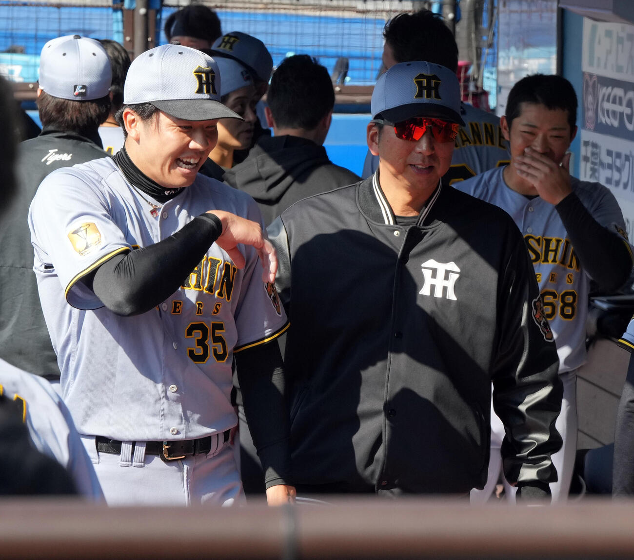 ロッテ対阪神　5回終了、ベンチで才木と話をする阪神藤川監督（撮影・たえ見朱実）