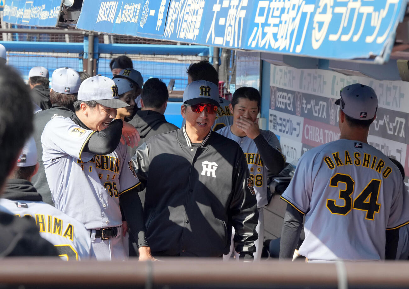 ロッテ対阪神　5回終了、ベンチで才木と話をする阪神藤川監督（撮影・たえ見朱実）
