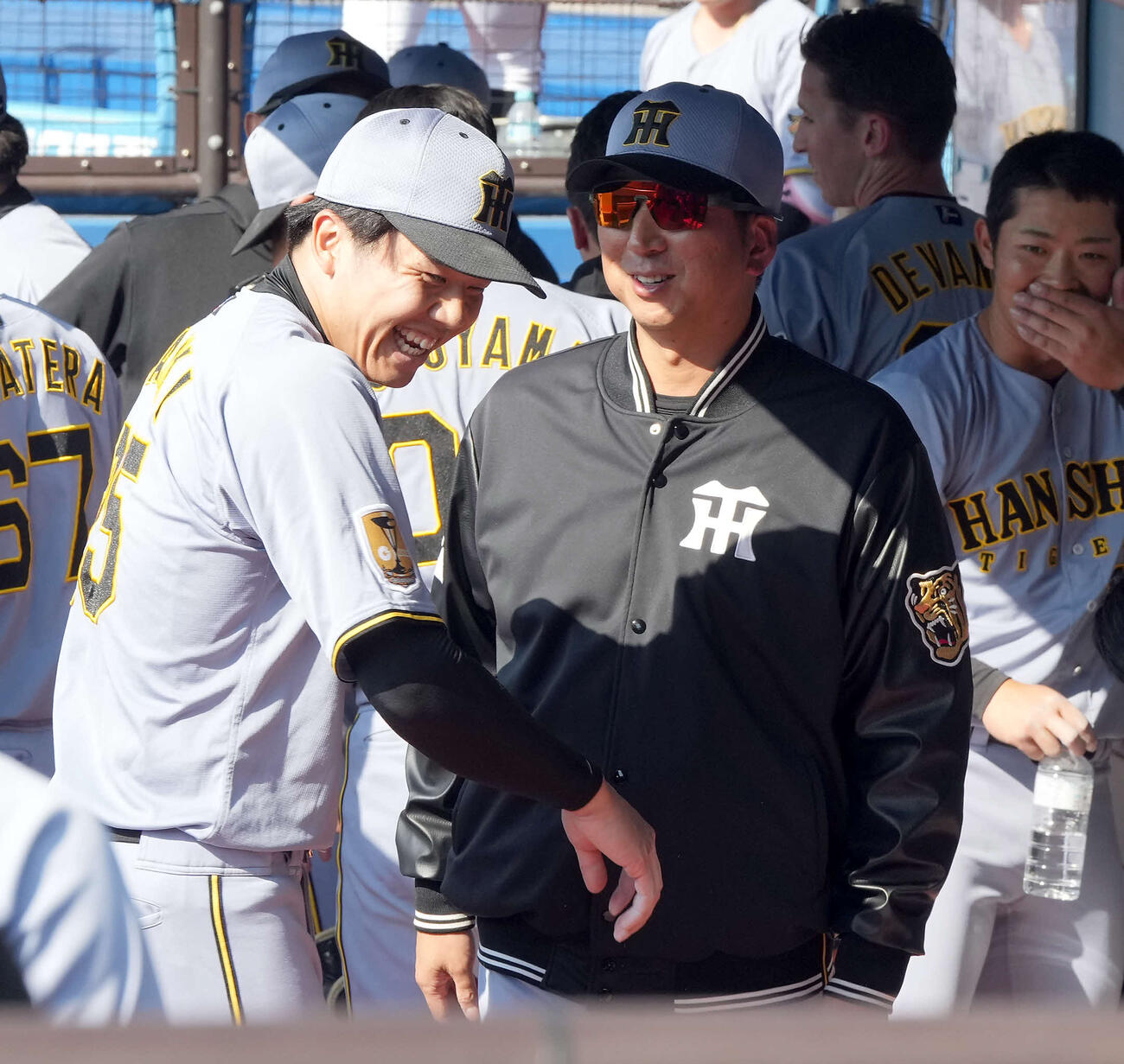 ロッテ対阪神　5回終了、ベンチで才木と話をする阪神藤川監督（撮影・たえ見朱実）