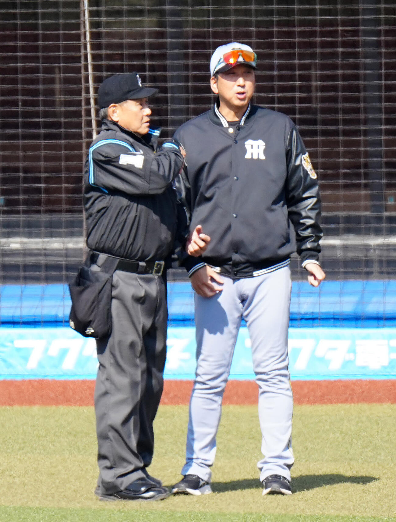 ロッテ対阪神　5回裏開始前、選手交代を告げる阪神藤川監督（右）（撮影・江口和貴）