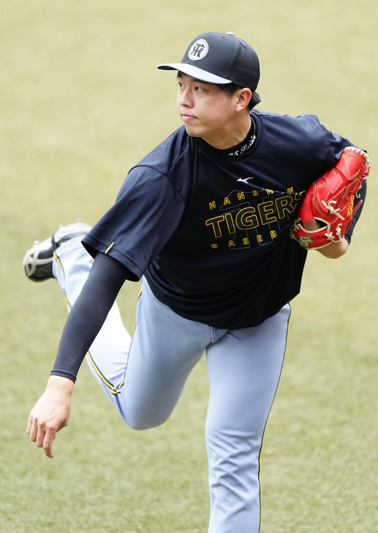 ロッテ対阪神　試合前練習でキャッチボールする阪神才木（撮影・江口和貴）