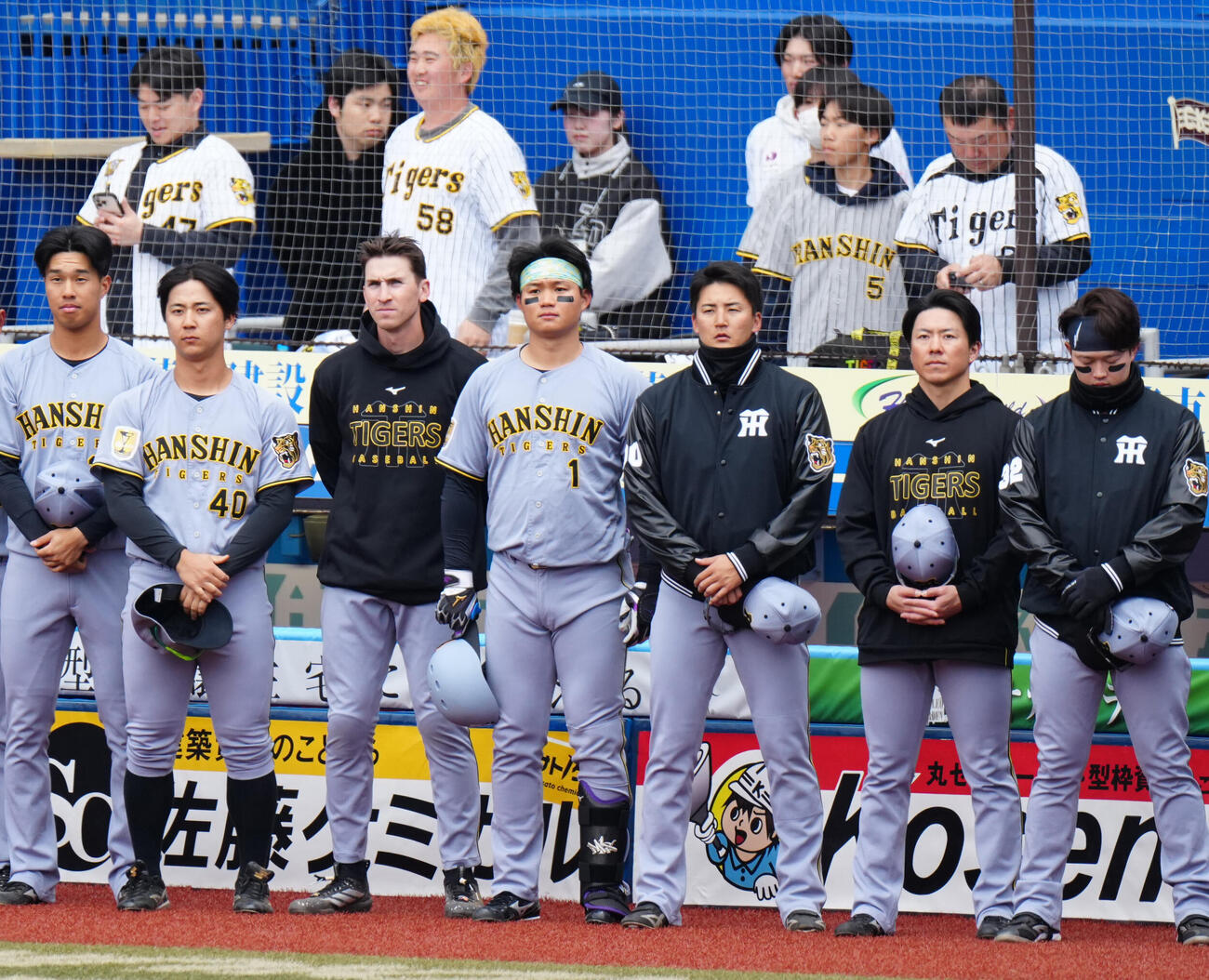 ロッテ対阪神　試合前、君が代斉唱に臨む森下（中央）ら阪神の選手たち（撮影・江口和貴）