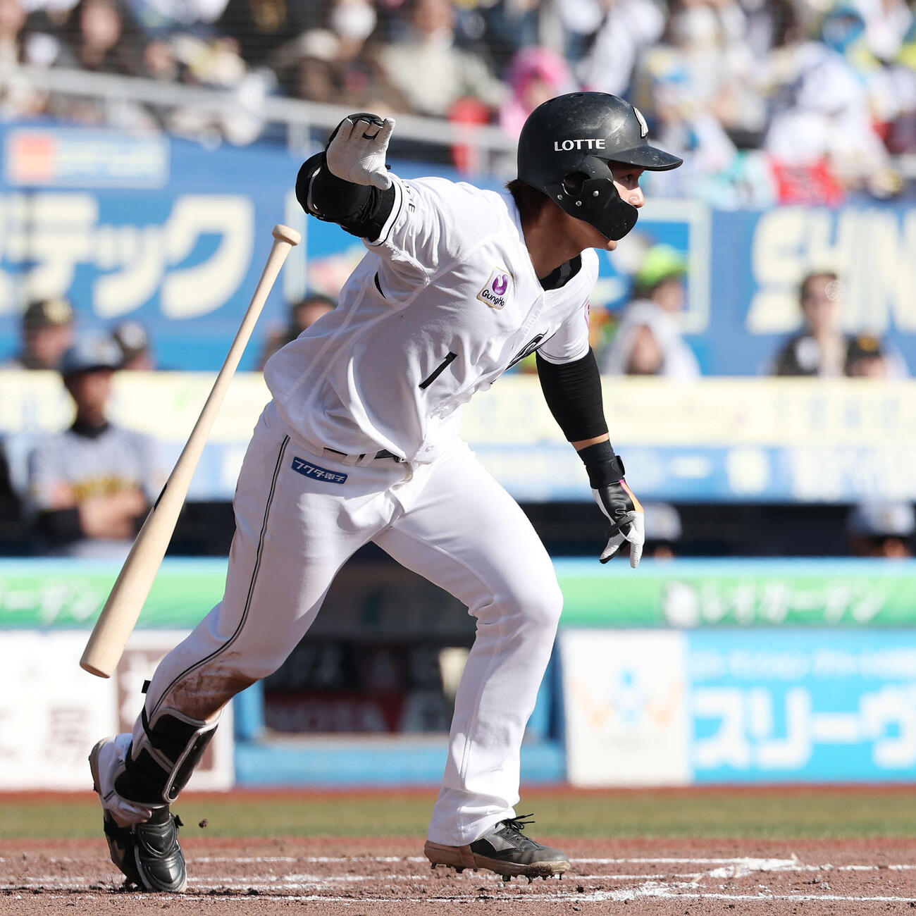ロッテ対阪神　8回裏ロッテ無死一、二塁、中前適時打を放つ藤原（撮影・宮地輝）