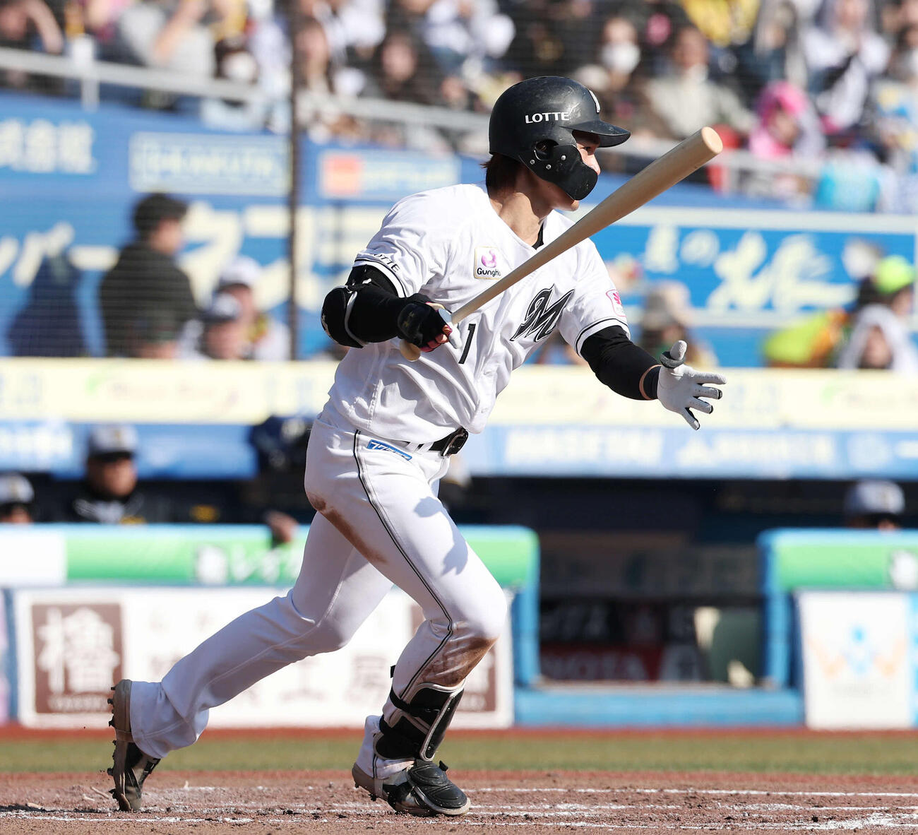 ロッテ対阪神　8回裏ロッテ無死一、二塁、中前適時打を放つ藤原（撮影・宮地輝）