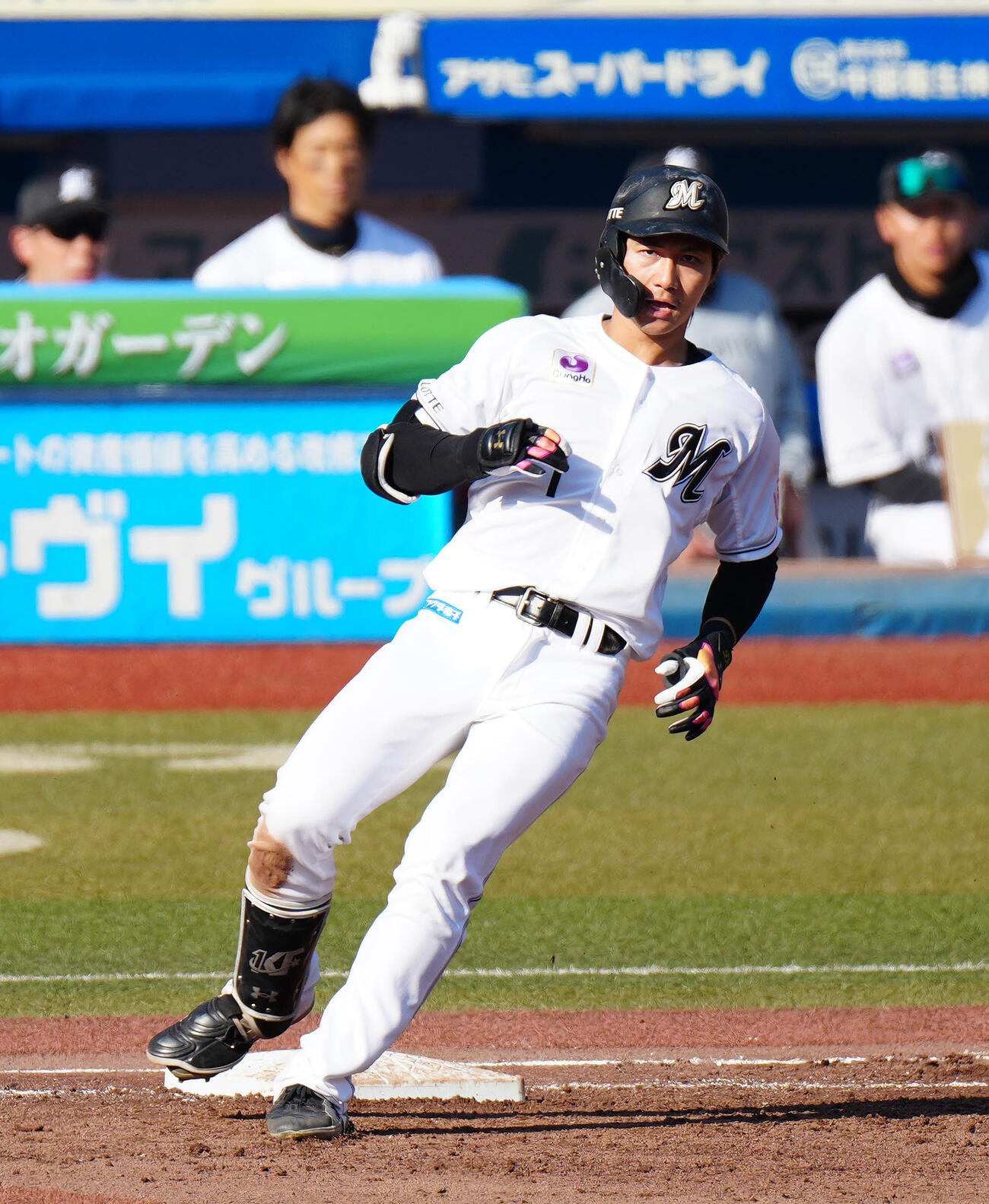 ロッテ対阪神　8回裏ロッテ無死一、二塁、中前適時打を放った藤原（撮影・江口和貴）