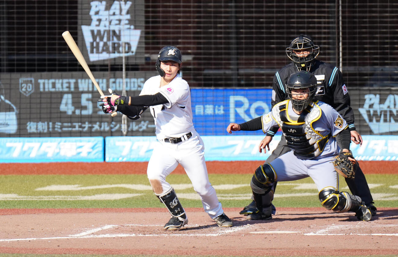 ロッテ対阪神　8回裏ロッテ無死一、二塁、中前適時打を放つ藤原（撮影・江口和貴）