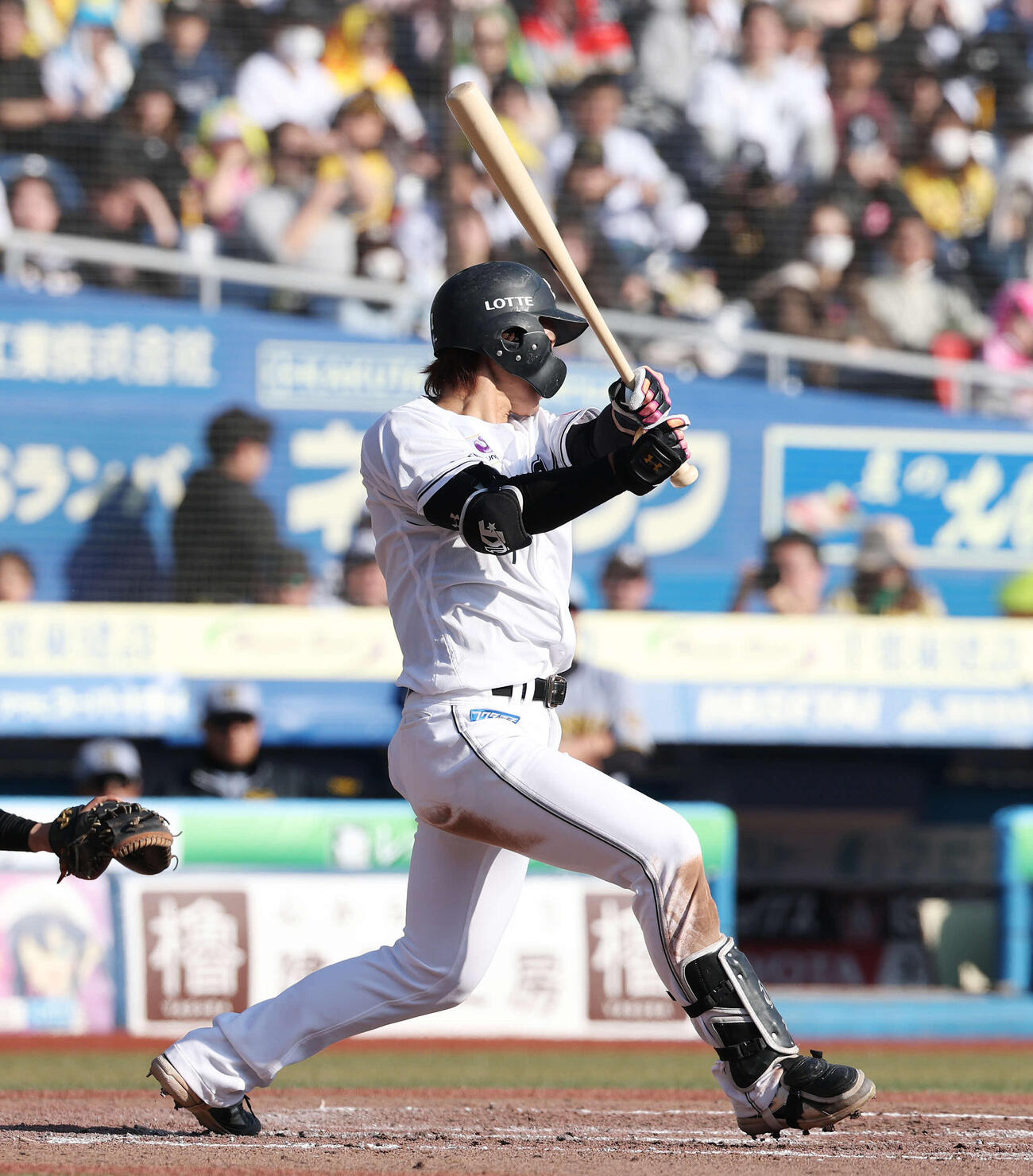 ロッテ対阪神　8回裏ロッテ無死一、二塁、中前適時打を放つ藤原（撮影・宮地輝）