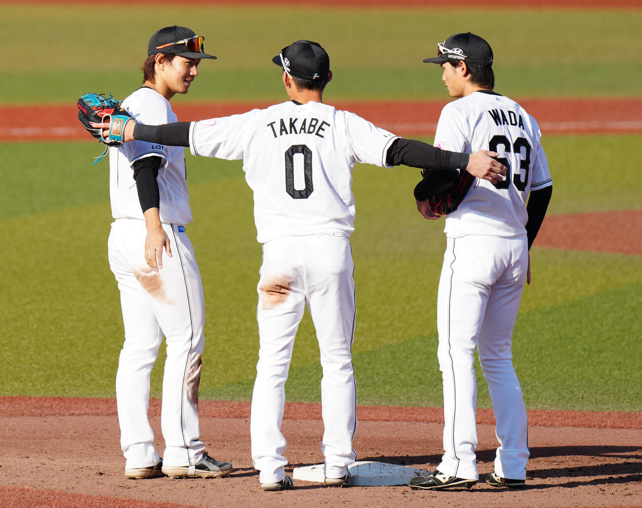 ロッテ対阪神　試合後、タッチを交わすロッテの選手たち。左から藤原、高部、和田（撮影・江口和貴）