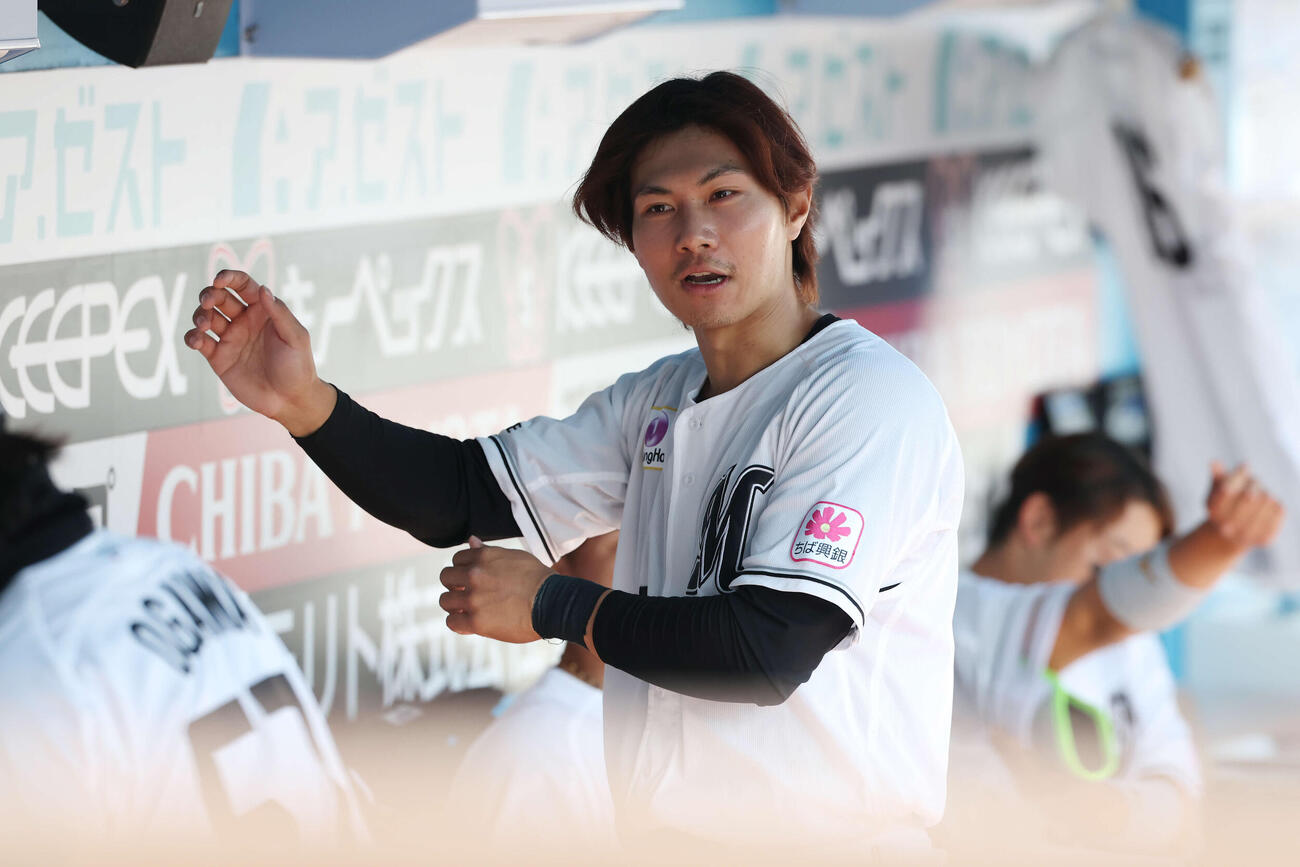 ロッテ対阪神　8回裏ロッテ無死一、二塁、中前適時打を放った藤原（撮影・宮地輝）