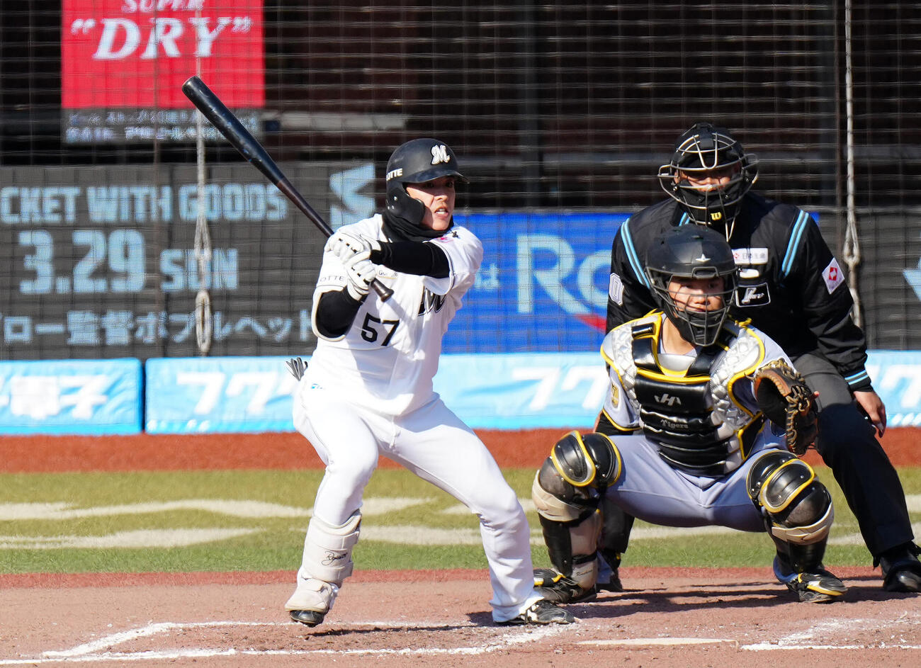 ロッテ対阪神　8回裏ロッテ無死、遊撃内野安打とする小川（撮影・江口和貴）