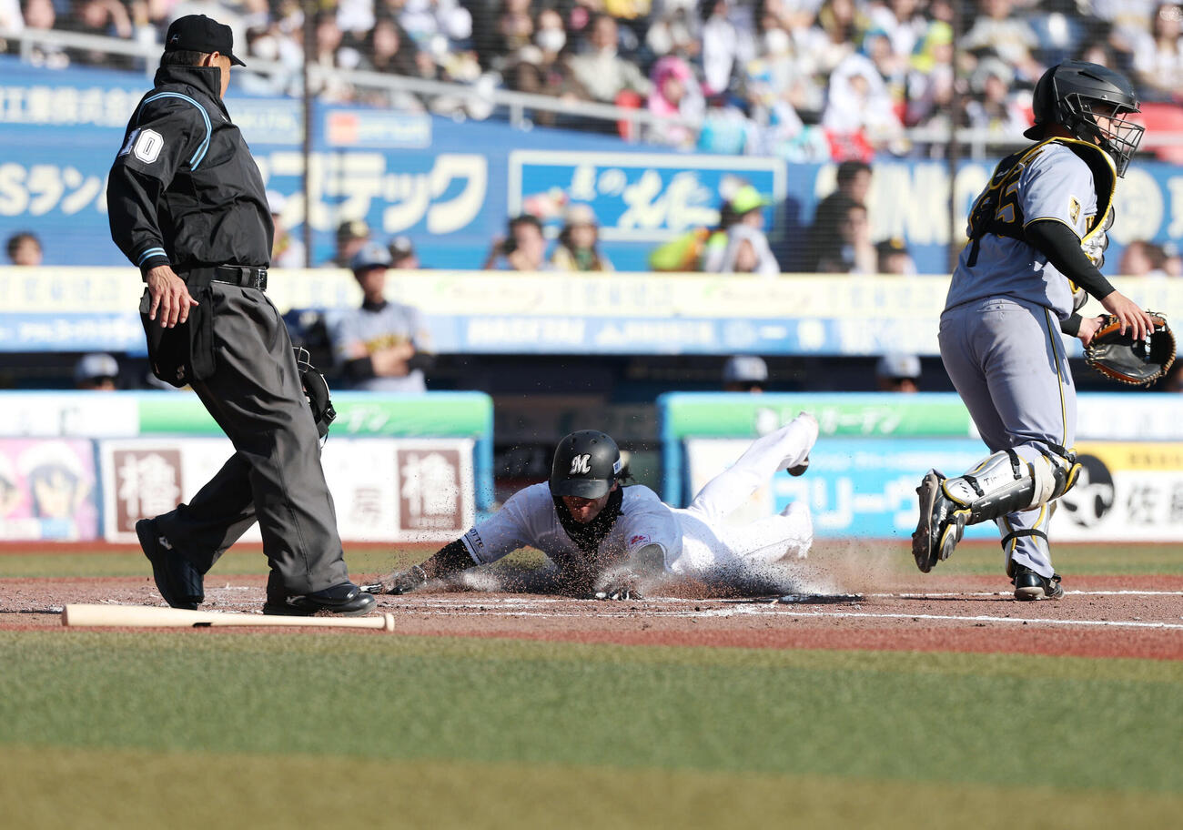 ロッテ対阪神　8回裏ロッテ無死一、二塁、藤原の中前適時打で生還する小川（撮影・宮地輝）