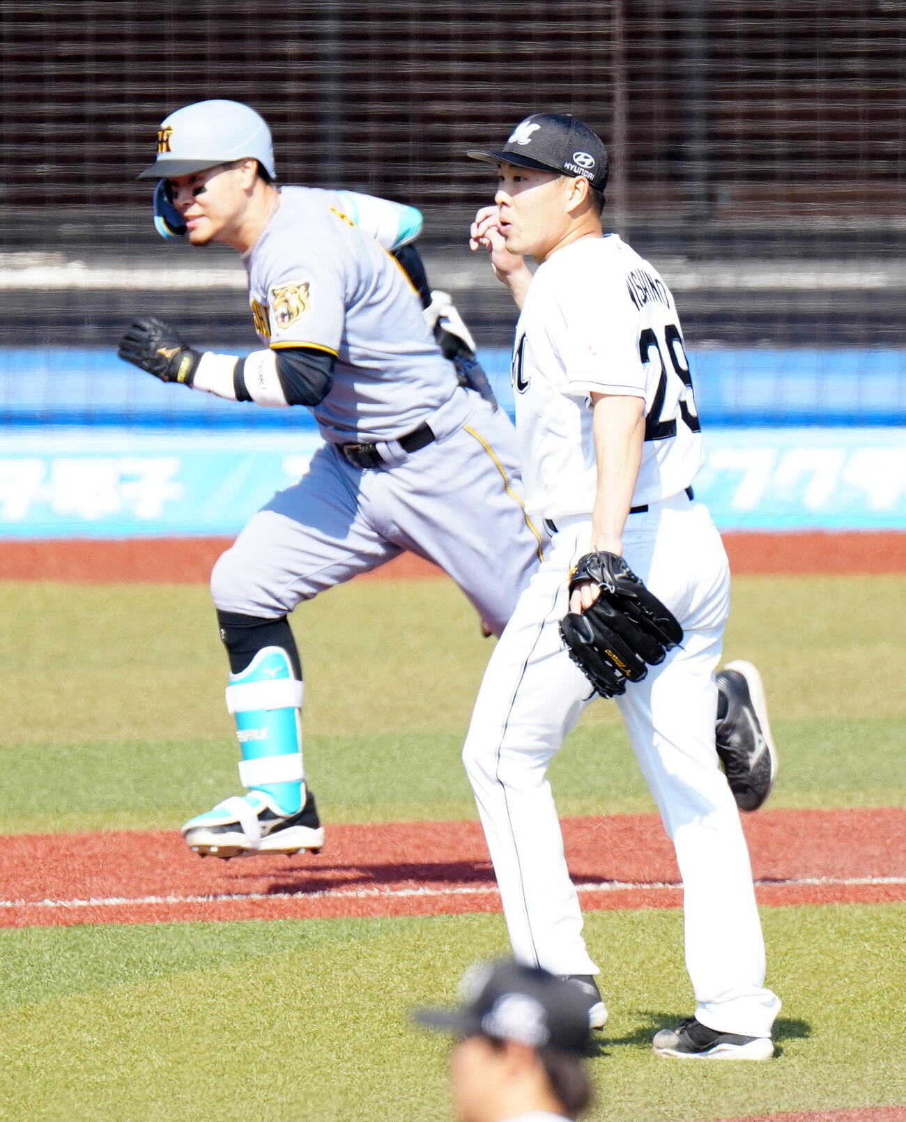 ロッテ対阪神　3回表阪神2死一塁、佐藤（後方）を二ゴロに仕留める西野（撮影・江口和貴）