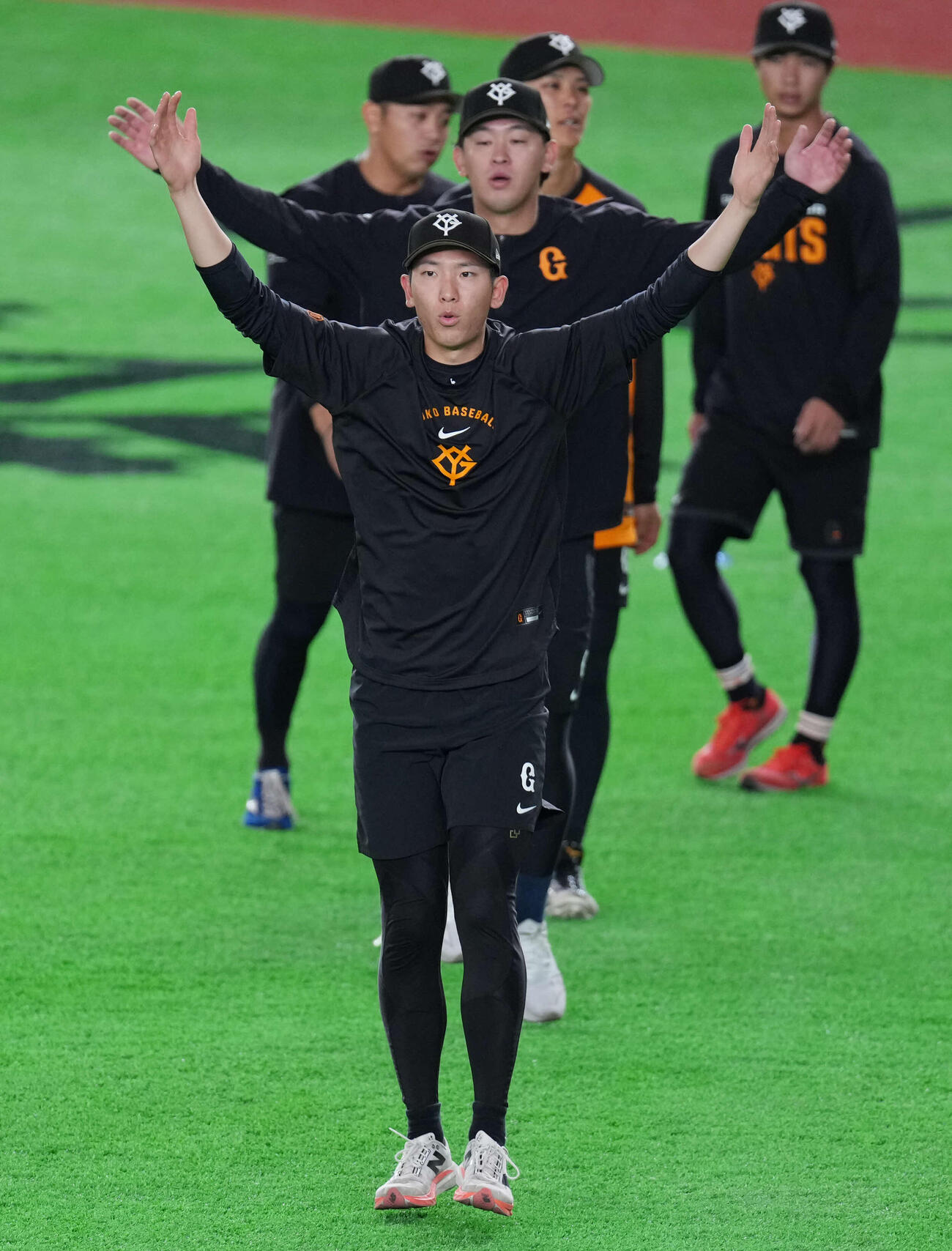 アップをする巨人戸郷（撮影・増田悦実）