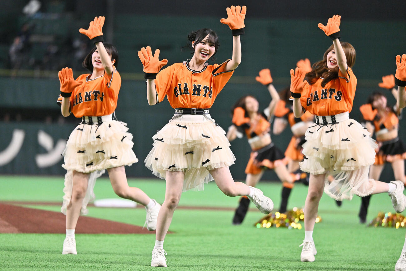 巨人対ヤクルト　試合前にパフォーマンスをする≒JOY（撮影・滝沢徹郎）