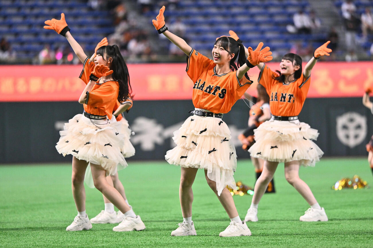巨人対ヤクルト　試合前にパフォーマンスをする≒JOY（撮影・滝沢徹郎）