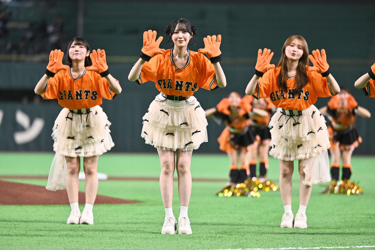 巨人対ヤクルト　試合前にパフォーマンスをする≒JOY（撮影・滝沢徹郎）