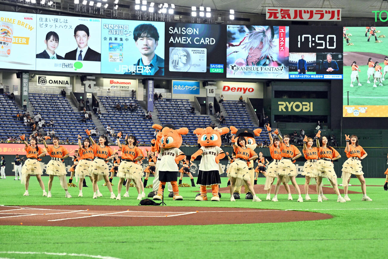 巨人対ヤクルト　試合前にパフォーマンスをする≒JOY（撮影・滝沢徹郎）
